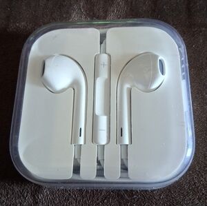 White Wired Earbuds in Clear Carrying Case